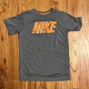 Nike Gray Dri Fit short sleeve t shirt Boy Youth Large